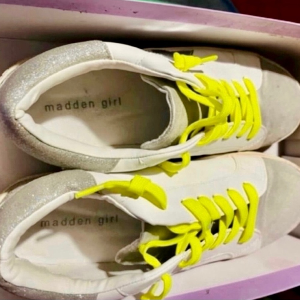 (BRAND NEW) Madden Girl Linlee Sneakers - Woman’s Size 10 w/Neon Shoestrings) - Picture 5 of 10